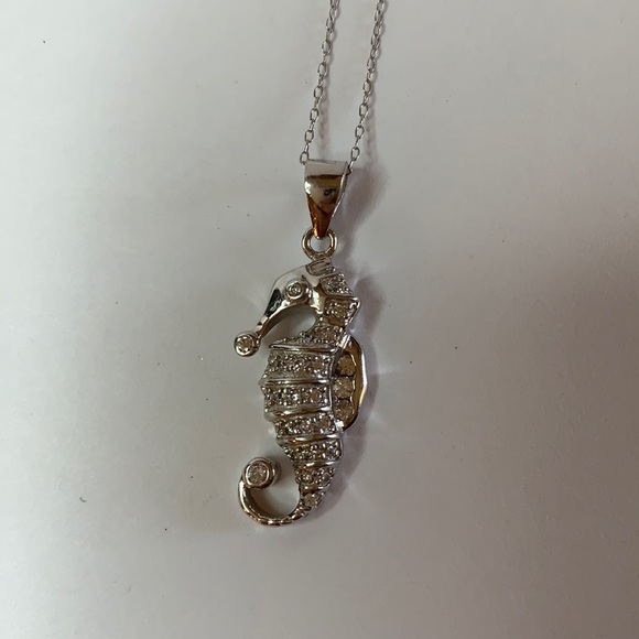 Sterling silver sea horse pendant necklace - Picture 1 of 3